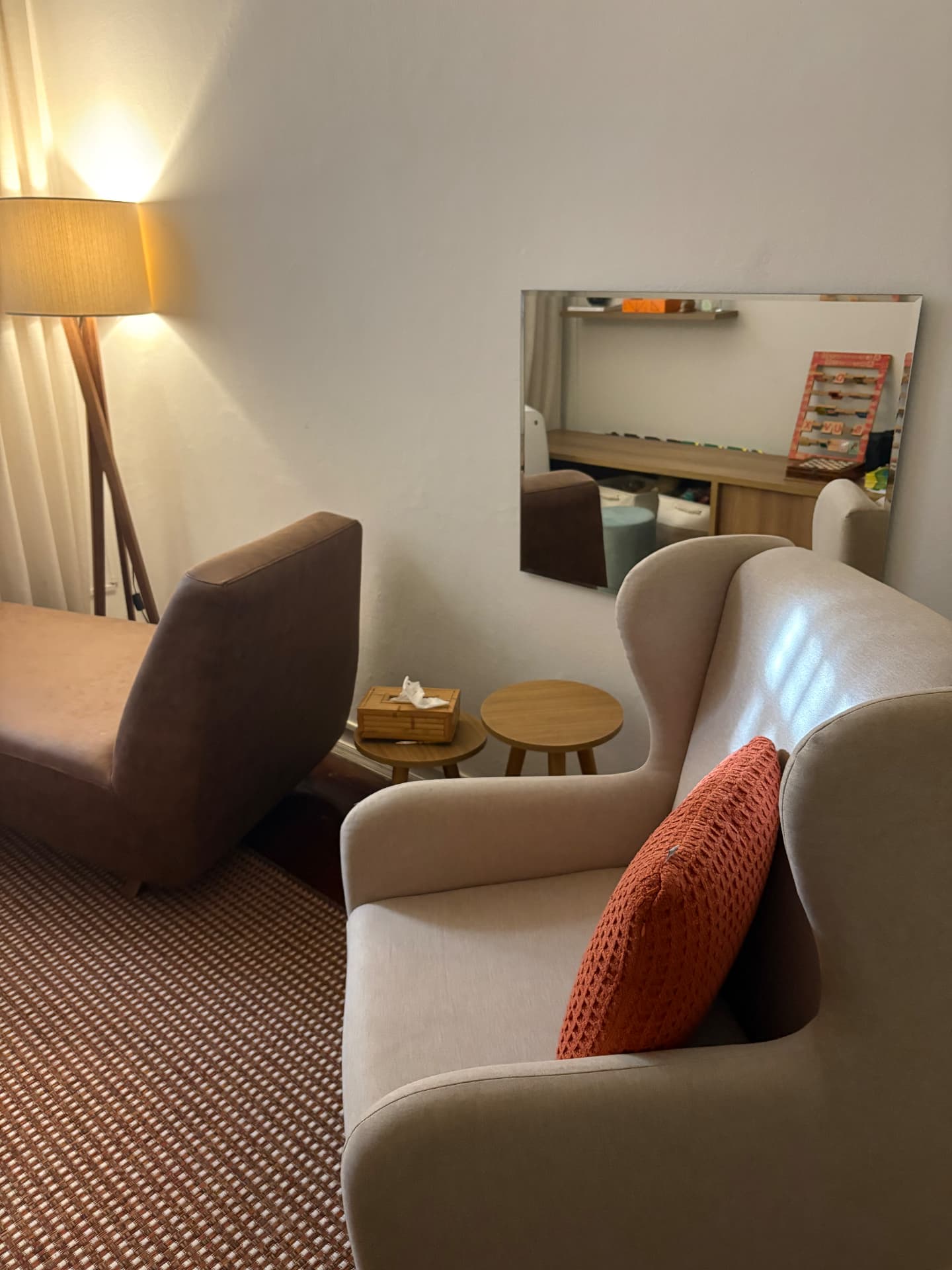 Poltronas do consultório com almofada de tricô laranja